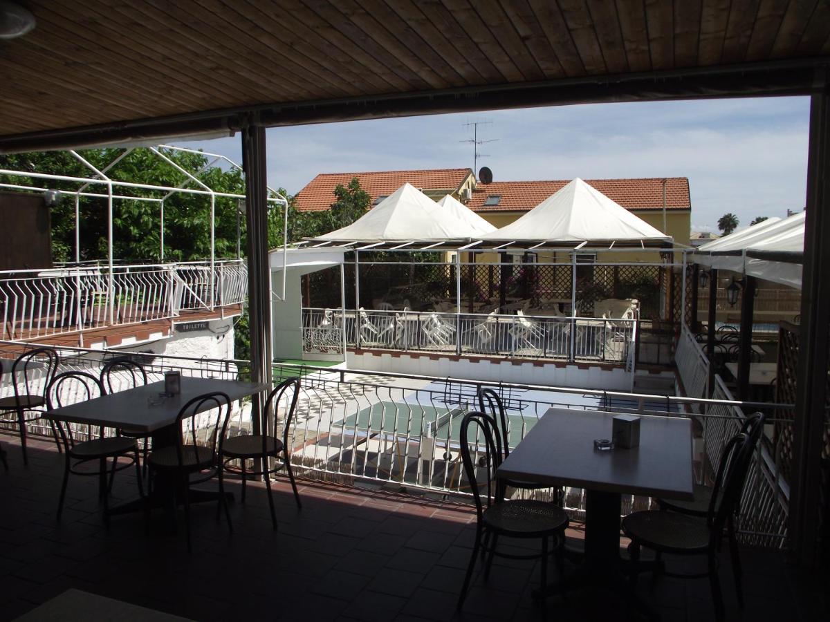 Bike And Breakfast Apartments Pietra Ligure Exterior photo